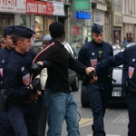 Controle d'identite et manifestation dans le quartier Chateau d'Eau sur le boulevard de Strasbourg avec intervention des CRS.

Paris, le 5 octobre 2005.

Credit : Sebastien ORTOLA