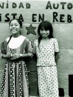 chicas con cartel