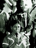 indigena mujer hablando