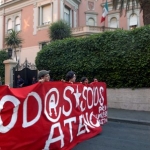 ROMA  2 LUGLIO 2006
MANIFESTAZIONE DAVANTI ALL'AMBASCIATA MESSICANA PER  CHIEDERE LA LIBERAZIONE DEI DETENUTI DI ATENCO E OXACA
IN MESSICO E PER CONDANNARE L'OPERATO DELLA POLIZIA MESSICANA
FOTO STEFANO MONTESI